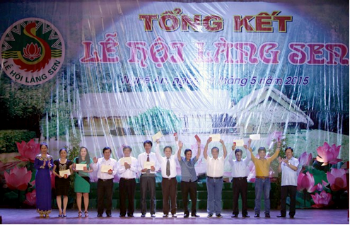 Trao huy chương vàng cho các đoàn xuất sắc tại Liên hoan tiếng hát Làng Sen 2015. (Ảnh: Thanh Tùng/TTXVN)